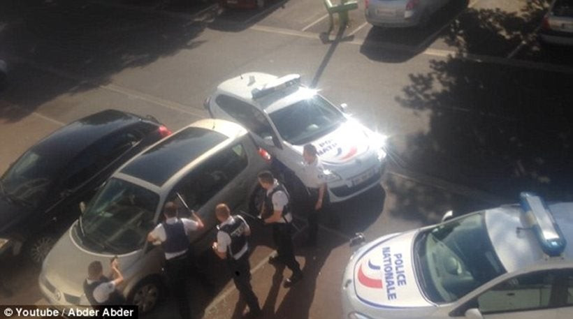 Γάλλοι αστυνομικοί πυροβολούν κατά υπόπτου σε αυτοκίνητο και τον σκοτώνουν (βίντεο)